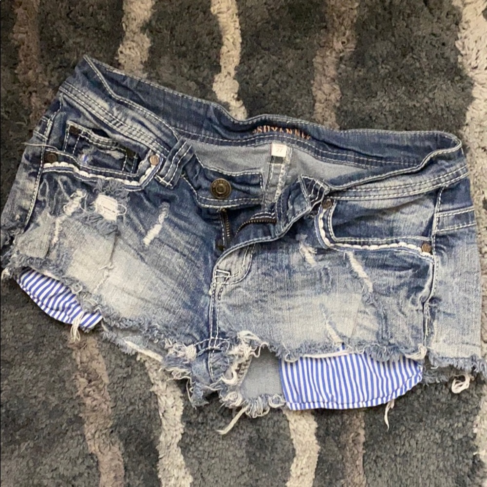 SHYANNE cute jean booty shorts